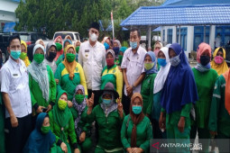 Bupati Madina santuni petugas kebersihan