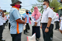 Pemkot Pontianak beri bantuan beras kepada gepeng dan petugas kebersihan