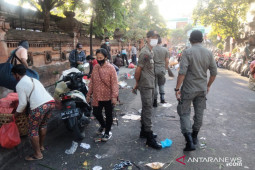 Tim Yustisi Denpasar pantau "kerumunan" empat pasar tumpah saat PPKM