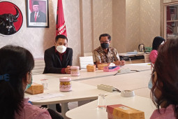 Sejumlah wali murid di Kota Surabaya adukan adanya pungutan seragam sekolah