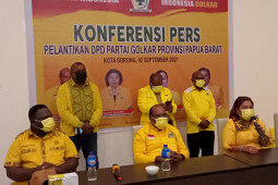Ketua Umum Golkar lantik Lambert Jitamau Ketua DPD Papua Barat