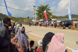 Warga antusias tunggu kedatangan Presiden Jokowi di Bendungan Way Sekampung