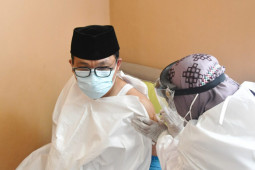 Wali Kota dan Wakil Wali Kota Metro lakukan vaksinasi tahap ketiga