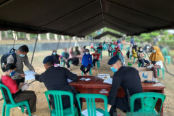 Brimob Polda Jambi menyediakan vaksin untuk warga Muaro Jambi