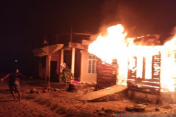 Rumah guru SD di Angkola Sangkunur Tapsel habis terbakar