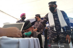 TNI AL vaksinasi COVID-19 santri di pelosok Garut dan Tasikmalaya