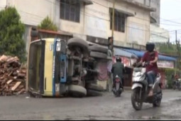 Akibat jalan rusak, truk muatan kayu  terguling di Tebing Tinggi