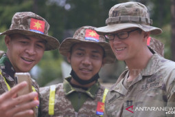 Prajurit US Army beri hadiah ke tukang bangunan di Mabes AD