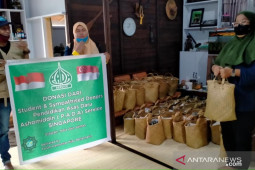 FKH salurkan smbako dhuafa terdampak PPKM dari donatur Singapura