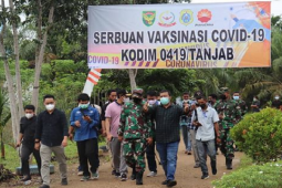 Bupati Tanjabtim dampingi Danrem 042/Gapu tinjau pelaksanaan vaksin