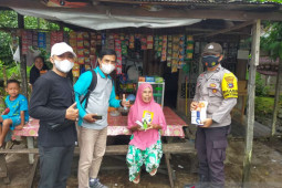 Pemdes Sungai Awang bagikan paket obat dan masker kepada warga