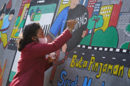 Mahasiswa UMSurabaya buat mural untuk ingatkan masyarakat bahaya pinjol ilegal