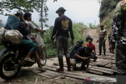 Jembatan di Desa Datar Ajab HST bahayakan warga