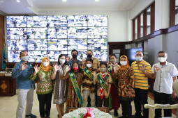 Produk hasil olahan finalis Pangeran-Putri LHK 2021 dipasarkan di Kota Surabaya