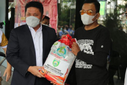 Komunitas sepak bola Sumsel terima bansos