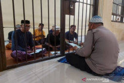 Aipda Ismail ajari tahanan mengaji dari balik sel