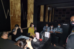 Langgar PPKM, Satpol PP-Linmas segel RHU di kawasan Kalibokor Surabaya