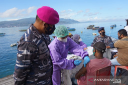 Lantamal IX /Ambon vaksin penumpang dan pengemudi speed di Wayame, perangi corona