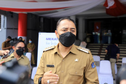 Wali Kota Eri sebut  "herd immunity" di Surabaya tercapai akhir September