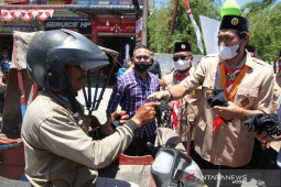Mualem dan Bupati Aceh Barat bagikan masker untuk pengguna jalan