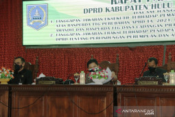 Sekda HSS sampaikan jawaban eksekutif atas tiga Raperda