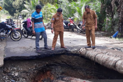 Mukomuko bangun jalan darurat pengganti jalan amblas