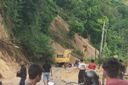 Longsor halangi jalan poros Majene-Mamuju