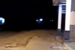 Luapan Sungai Cidurian Bogor rusak jembatan dan belasan rumah