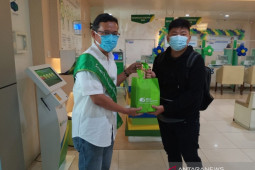 BPJamsostek Cabang Pontianak peringati Harpelnas bagikan souvenir