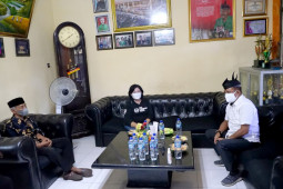 Sambangi Cak Kartolo, Wawali Armuji beri motivasi dan serahkan bantuan Rp50 juta