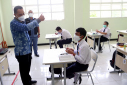 Wali Kota Eri pastikan PTM di Surabaya hari pertama sesuai Inmendagri