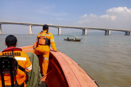 Pengendara motor lompat dari Suramadu dievakuasi
