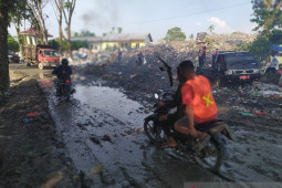 Ruas jalan nasional di TPA Pematangsiantar jadi kubangan, bau busuk menyengat