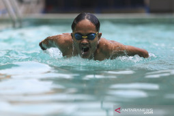 Latihan renang atlet NPC