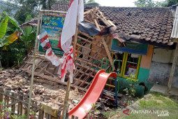 Hujan deras sebabkan bangunan posyandu di Sukabumi ambruk, 10 wanita terluka