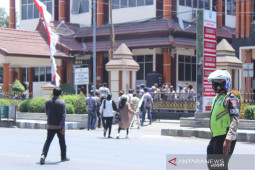 Puluhan warga Merak Situbondo unjuk rasa tuntut percepatan pengesahan P-APBD