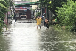 Banjir menyebabkan jalan dan permukiman warga Samarinda tergenang