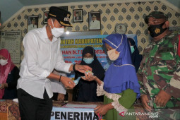 Saidi Mansyur salurkan BLT dana desa ke delapan kali