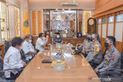 Ketua DPRD Kalsel beri penghargaan kepada anggota Polri
