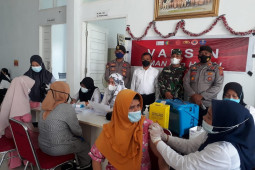 TNI/ Polri pantau vaksinasi COVID-19 serentak di Palas