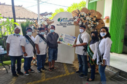 Ketua Dewas BPJAMSOSTEK serahkan santunan untuk dua ahli waris pada Harpelnas 2021