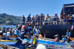 TNI AL bagikan sembako bagi nelayan di laut Yapen Papua