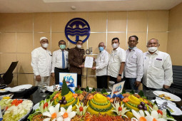 Kompatir beri penghargaan kepada Dirut PDAM Tirtanadi
