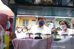 Pemerintah luncurkan program bantuan tunai untuk PKL dan warung