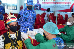 TNI -AU vaksinasi warga  di pedalaman dan terpencil