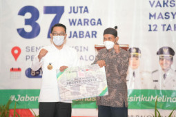 Gubernur Jawa Barat serahkan bantuan keuangan khusus desa di Indramayu