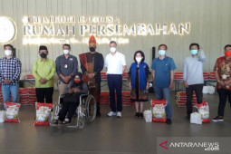 Bobby serahkan bantuan organisasi wartawan dan pekerja pariwisata