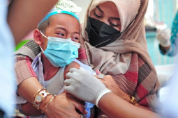 Imunisasi Campak dengan tema pesta ulang tahun