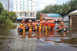 S Kalimantan BPBD helps evacuate C Kalimantan flood victims