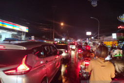Jalur Puncak macet pada Sabtu malam